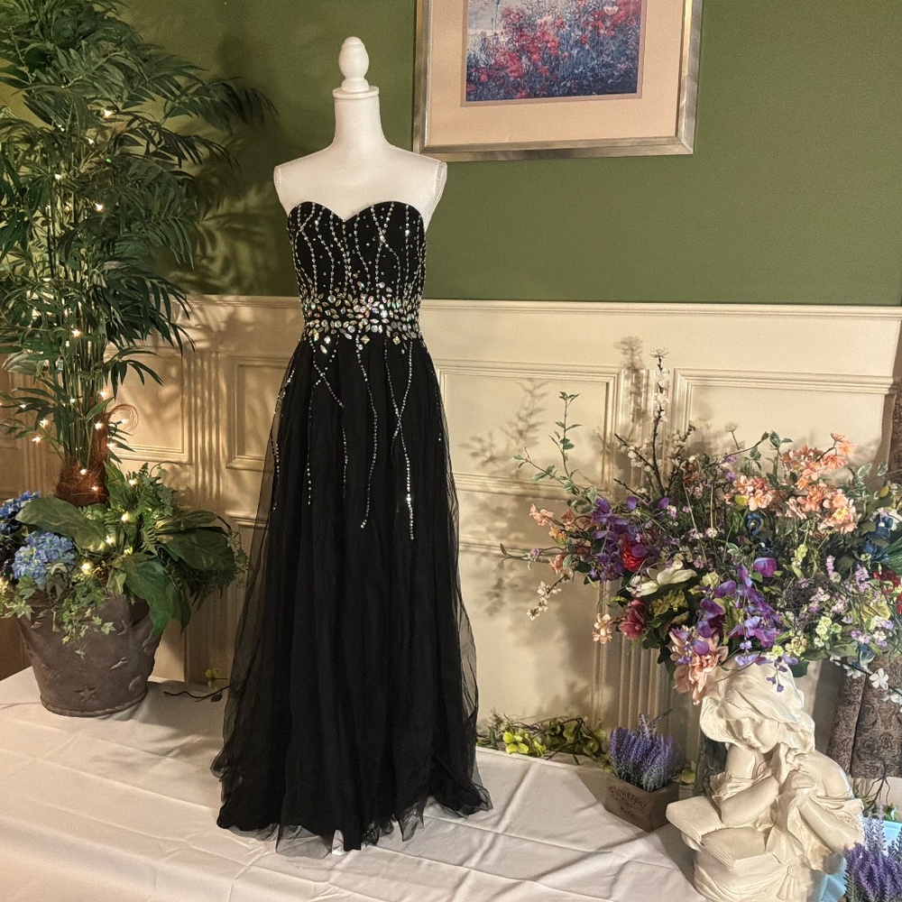 Formal long Black tulle strapless Prom dress